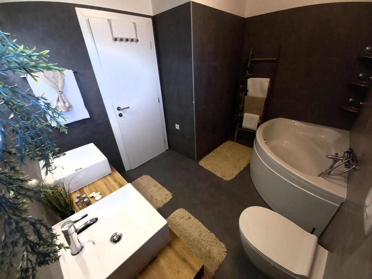 Villa Tia With Heated Pool & Jacuzzi Murvica  Exterior foto